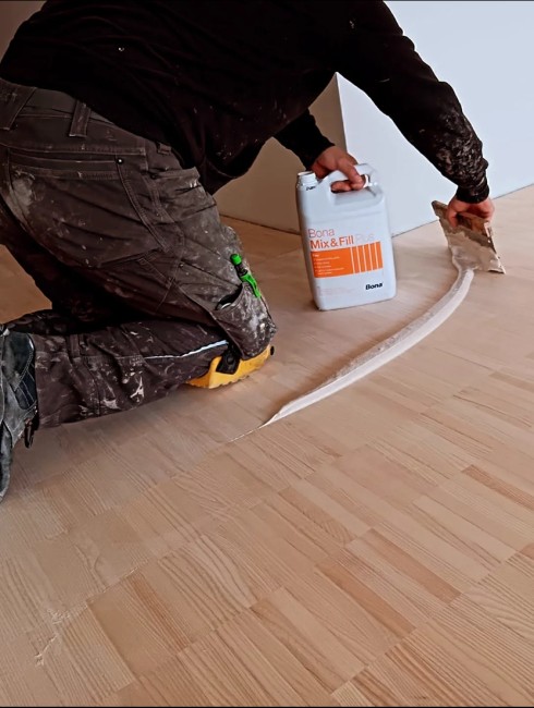 Fugen verf&uuml;llen nach dem Verlegen von neuem Holzparkett