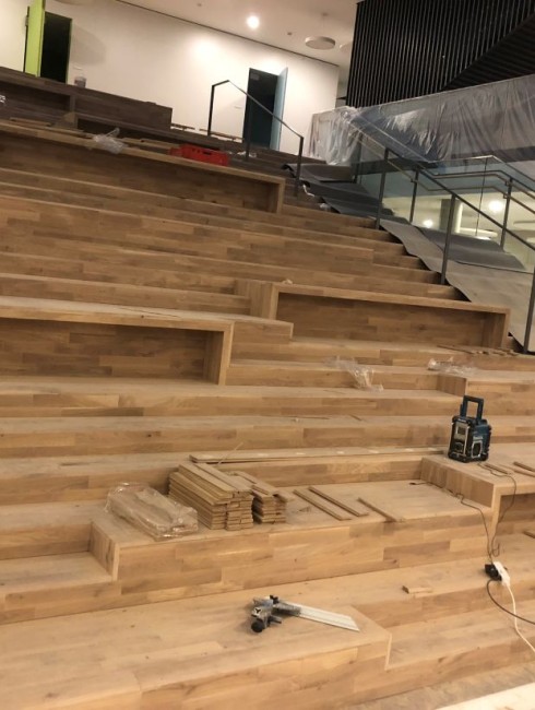 Holztrib&uuml;ne f&uuml;r Publikum