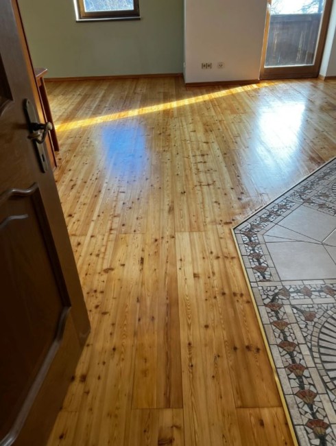 Fertig renovierter Holzparkettboden