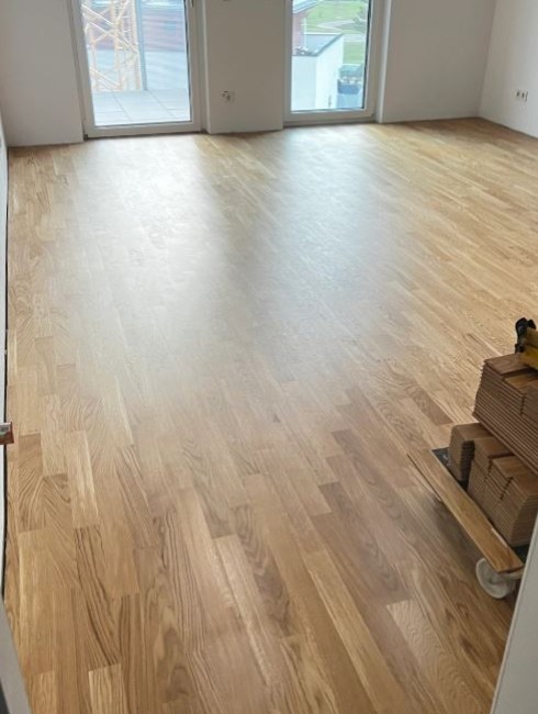 Neu verlegtes Parkett im Wohnraum