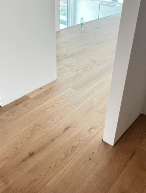 Neubau mit verlegtem Parkett