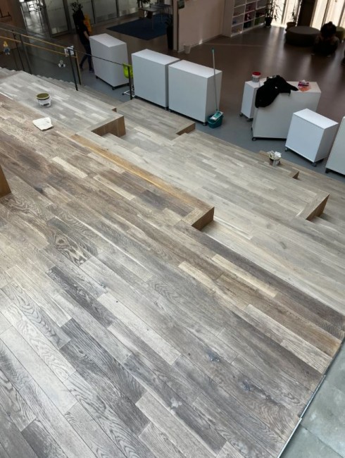 Mit Parkett verkleidete Treppe mit geradem Verlauf