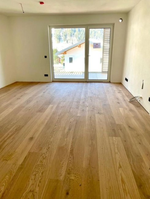 Neu verlegtes Parkett im Wohnraum