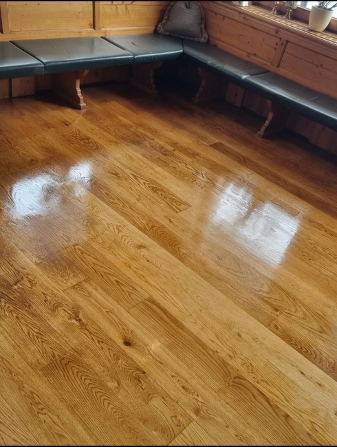 Neu renoviertes und versiegeltes Holzparkett