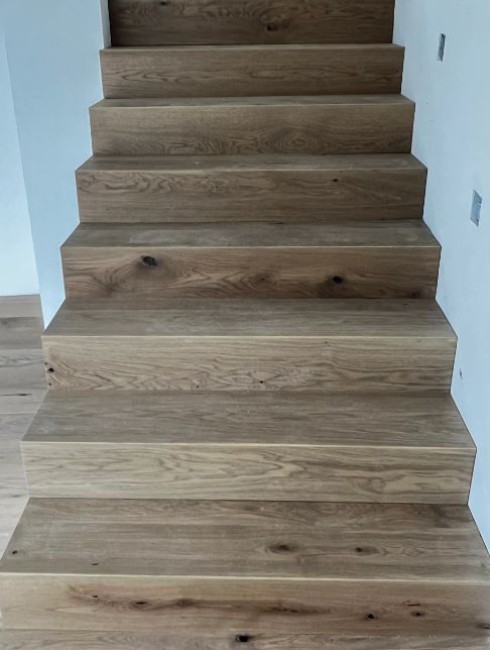 Mit Parkett verkleidete Treppe mit geradem Verlauf