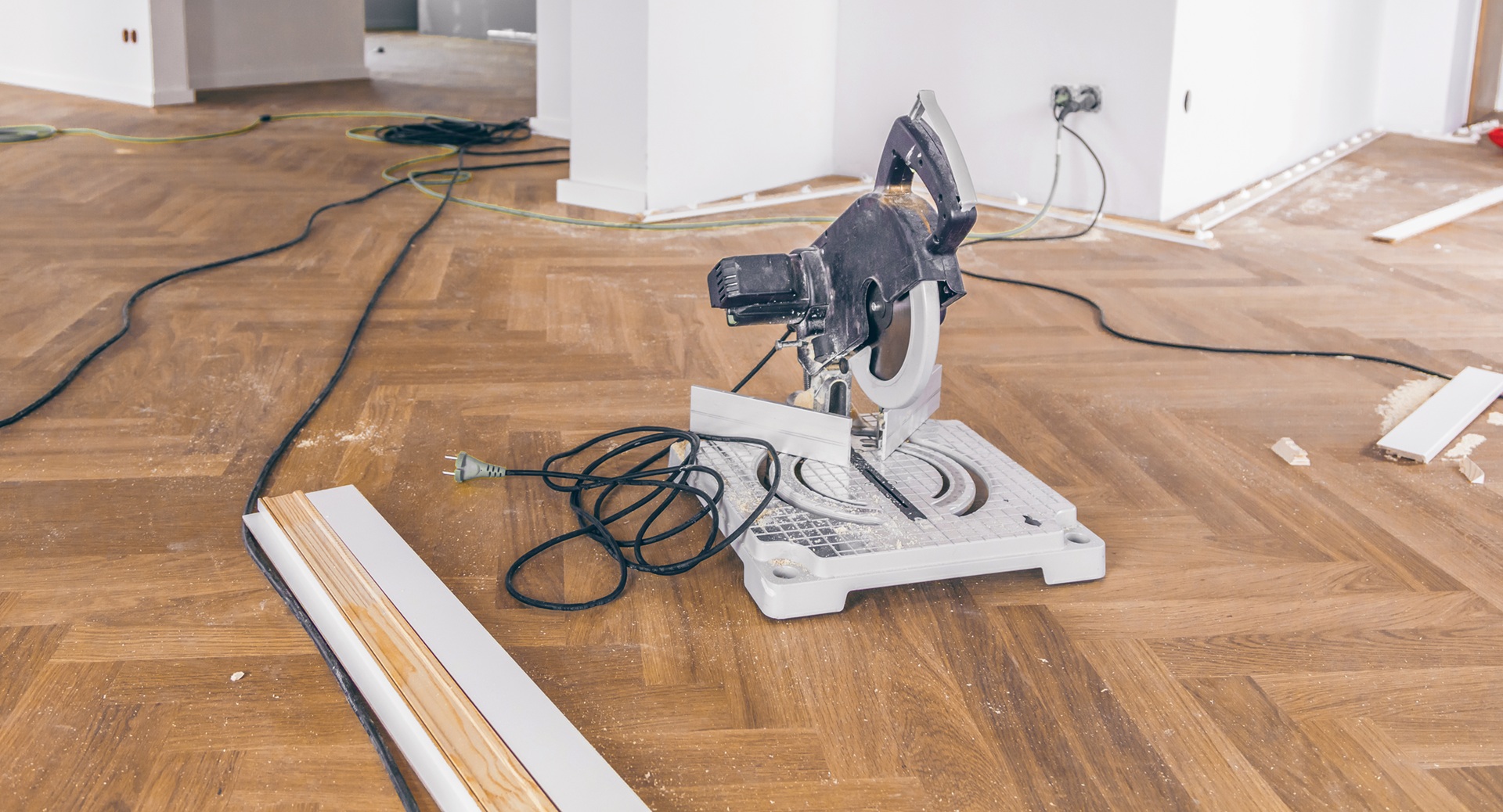 Holzparkett vom Profi verlegen lassen &copy; Shutterstock